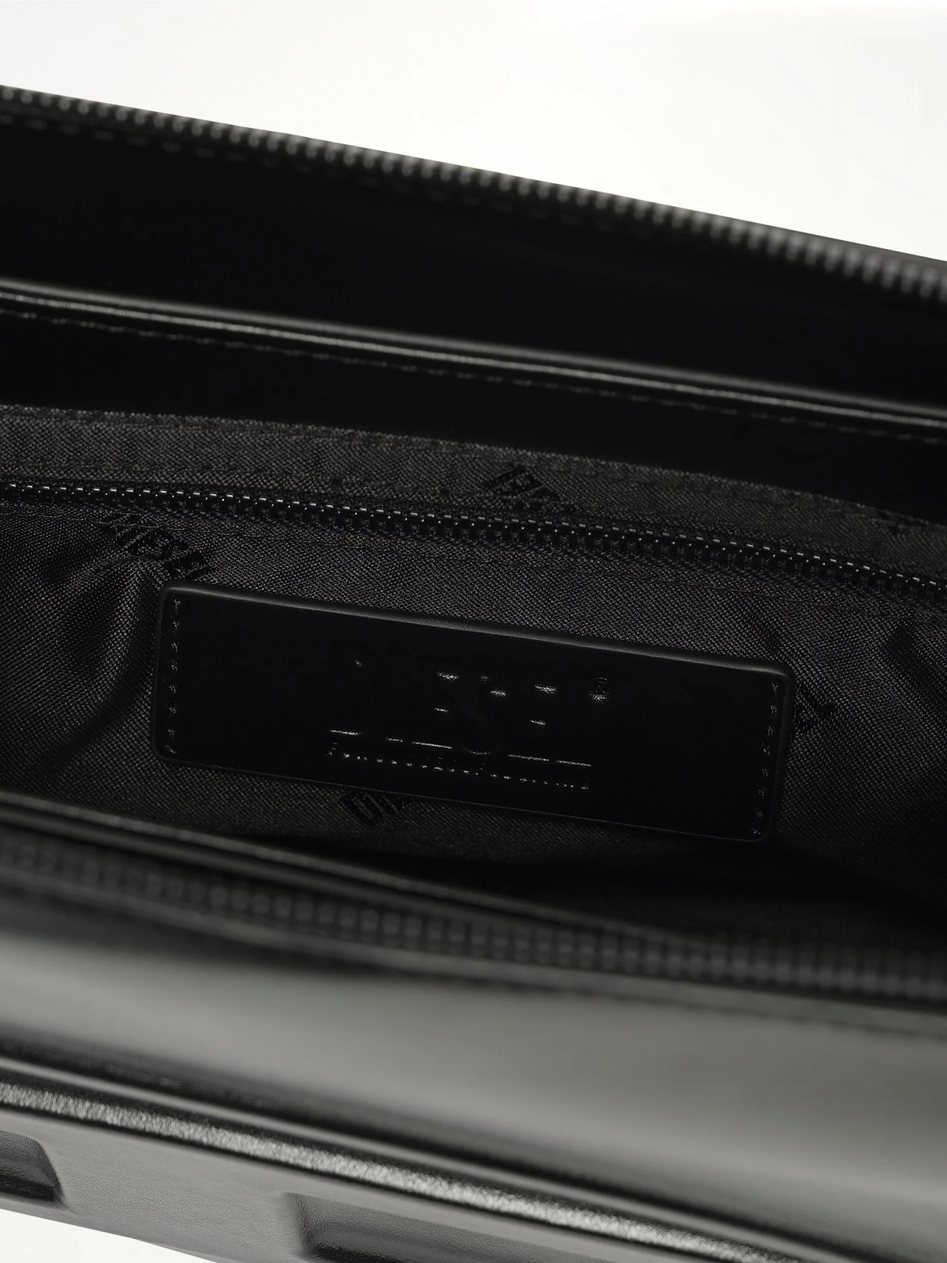 1DR Camera Bag in Black - Image 8