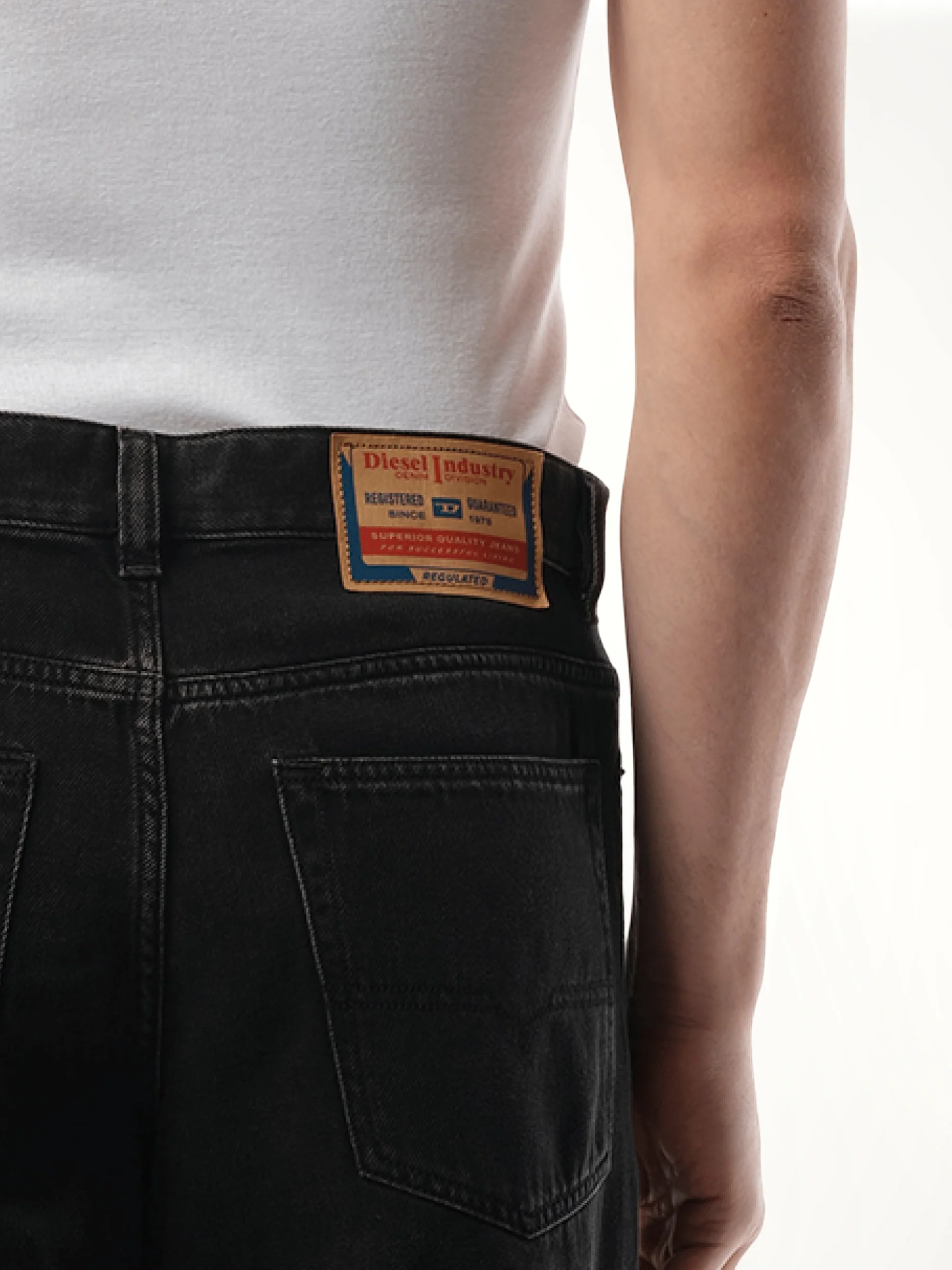 2001 D-Macro Jeans in Black/Dark Grey - Image 3