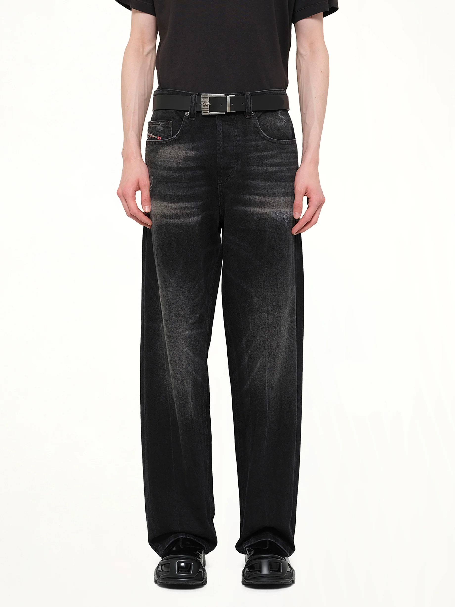 2001 D-MACRO Relaxed Jeans in Washed Black