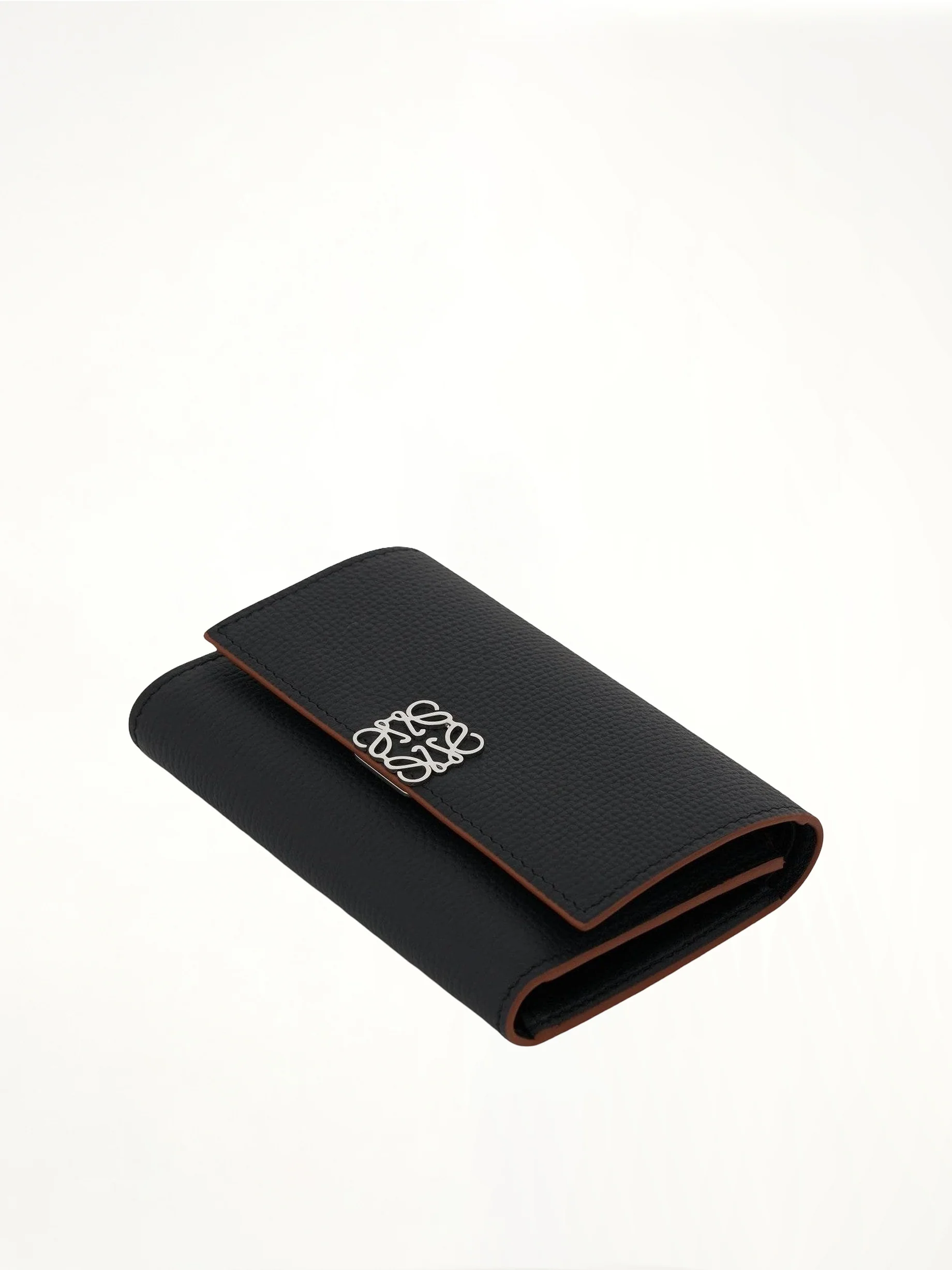 Anagram Small Vertical Wallet in Pebble Grain Calfskin in Black - Image 3