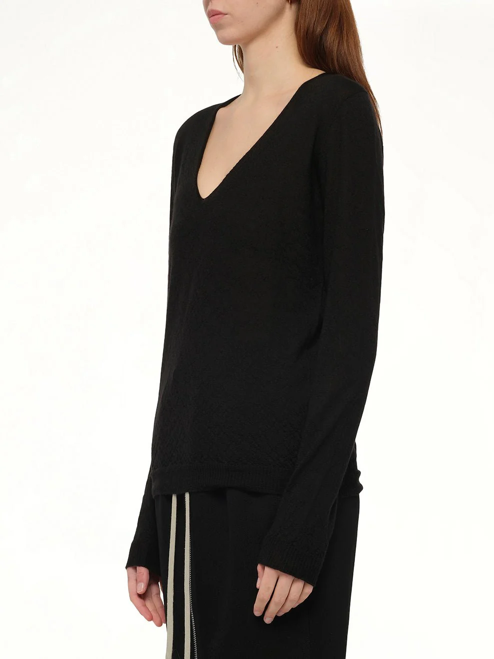 Cashmere V-Neck Pull in Black - Image 3