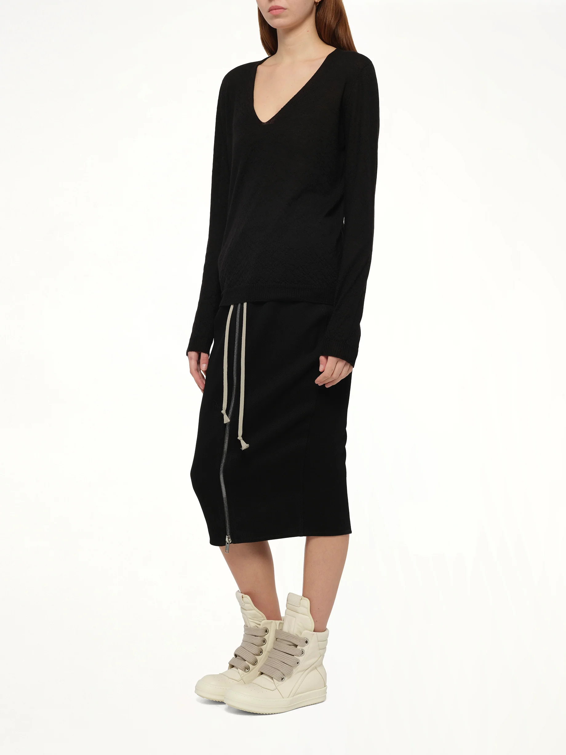 Cashmere V-Neck Pull in Black - Image 4