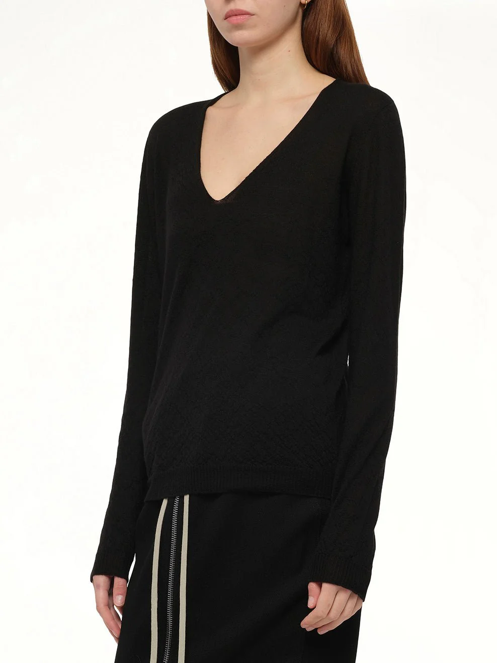 Cashmere V-Neck Pull in Black - Image 6