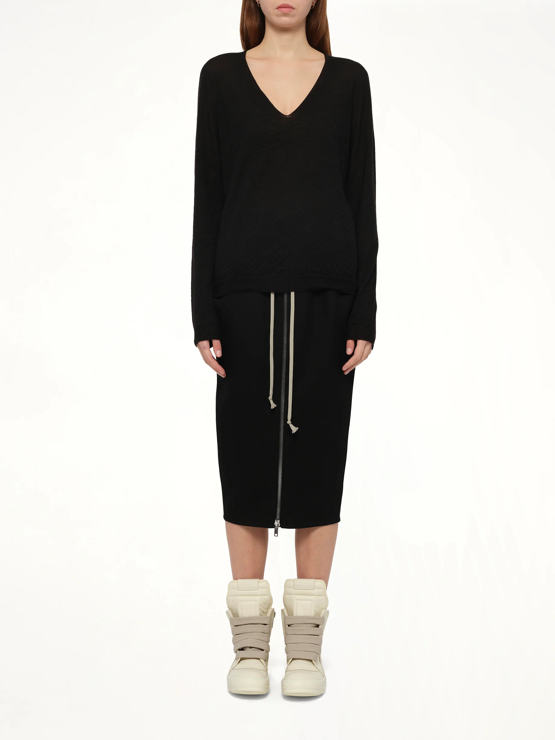 Cashmere V-Neck Pull in Black - Image 7