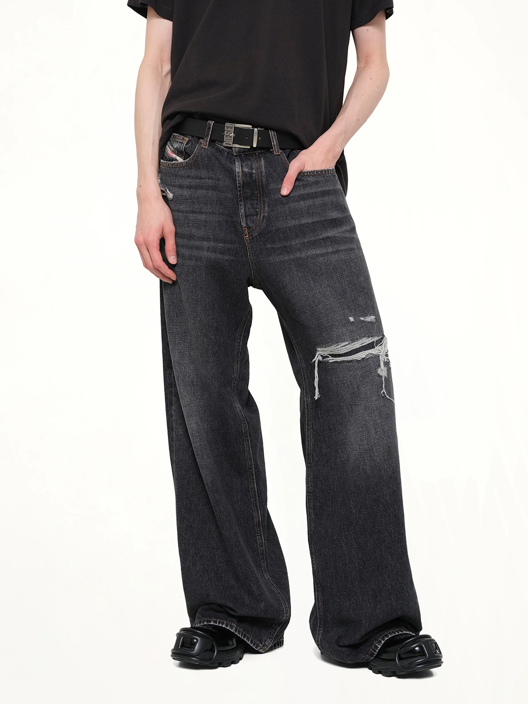 D-RISE Distressed Jeans in Grey - Image 6