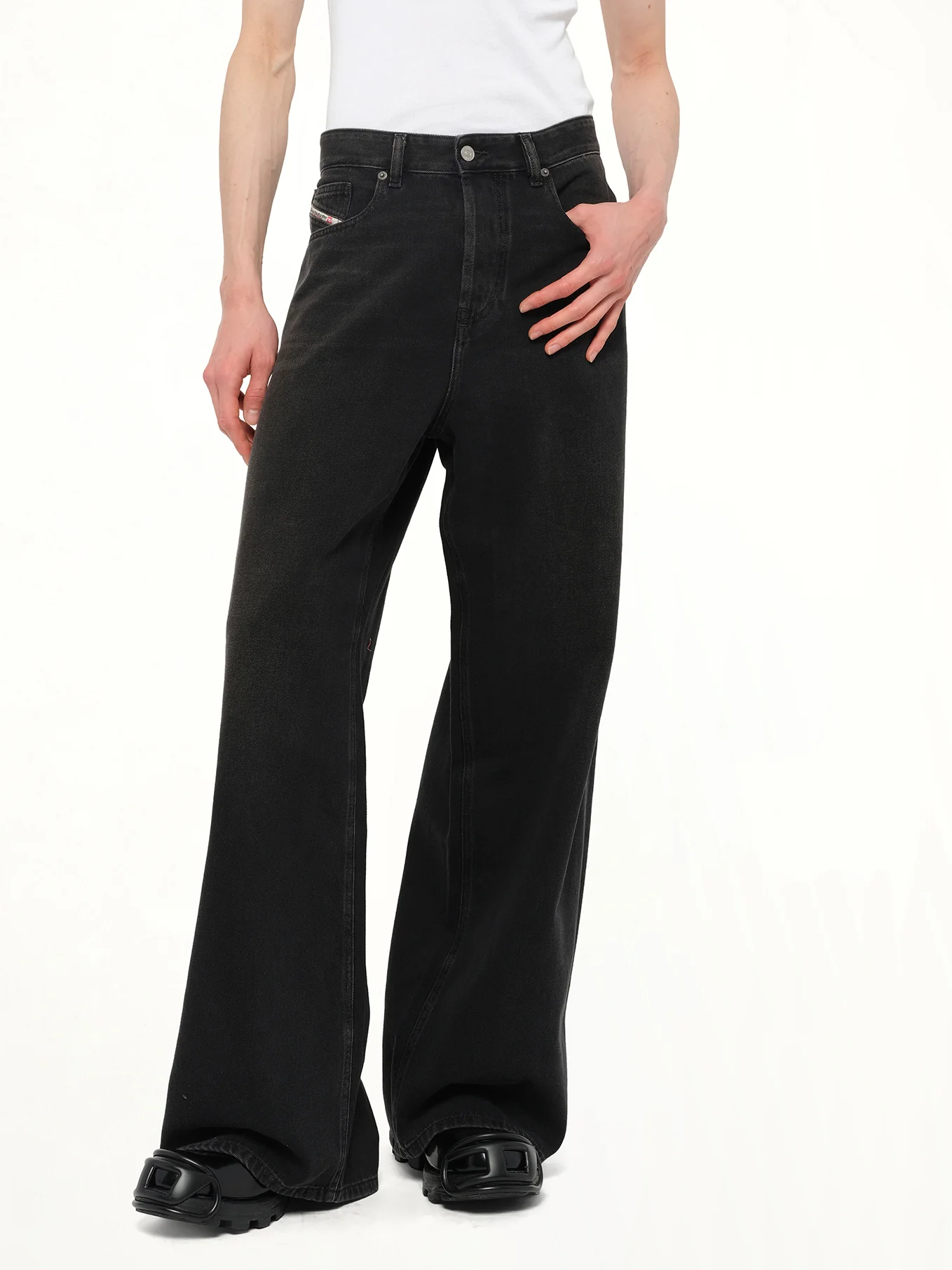 D-RISE Wide Jeans in Black/Dark Grey - Image 6