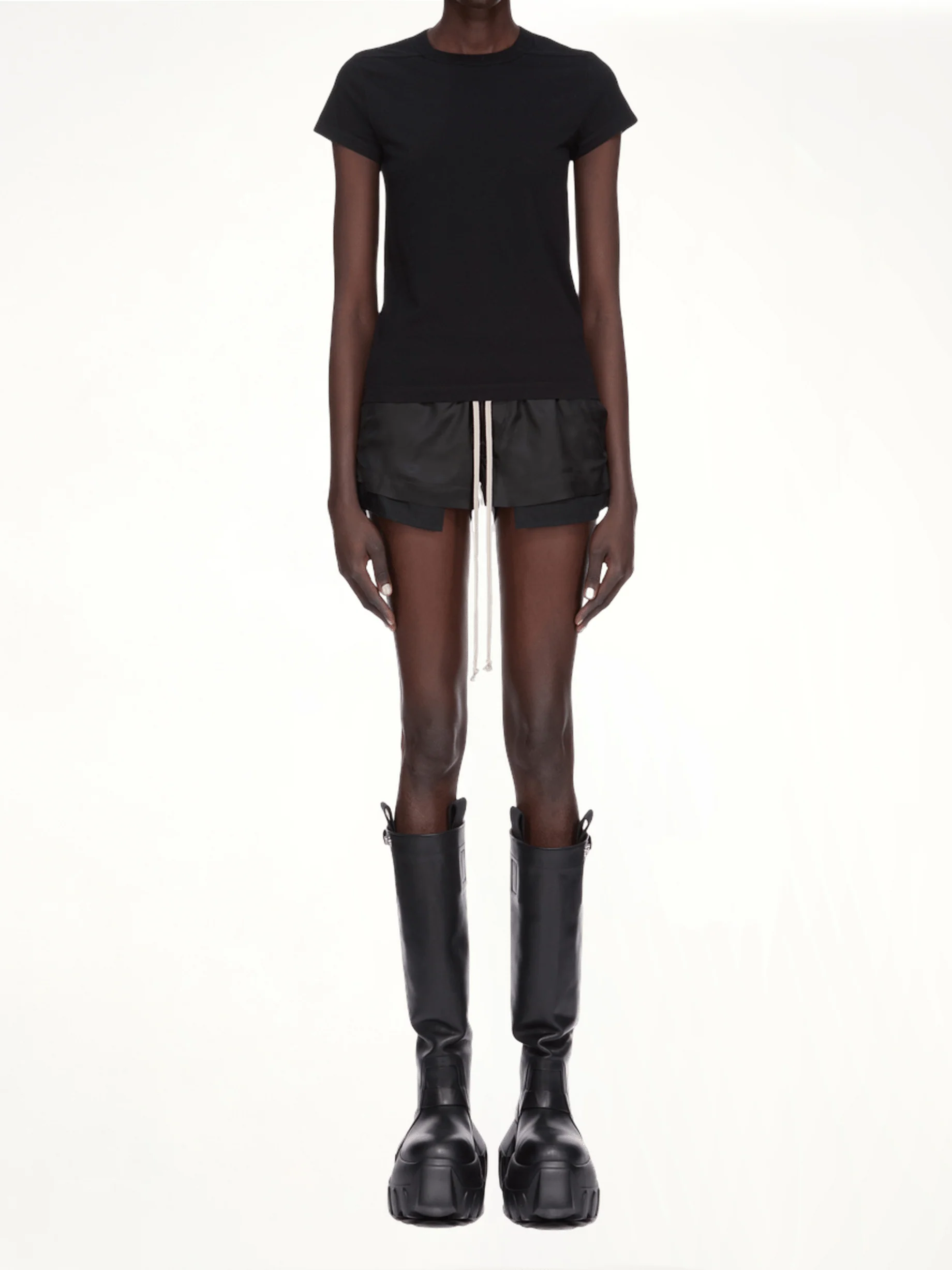 Cropped Level T-Shirt in Black - Image 4