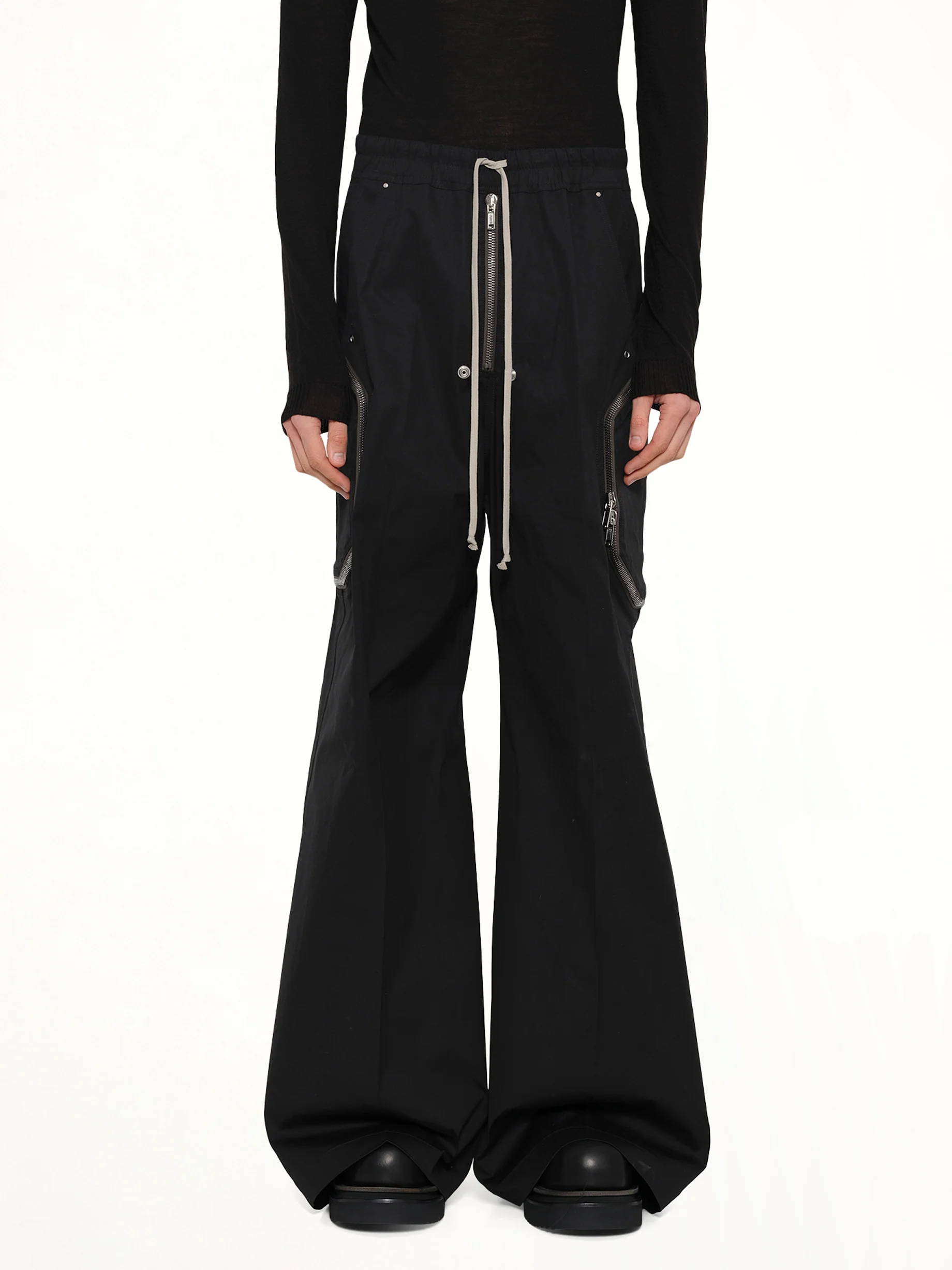 Heizer Belas in Black