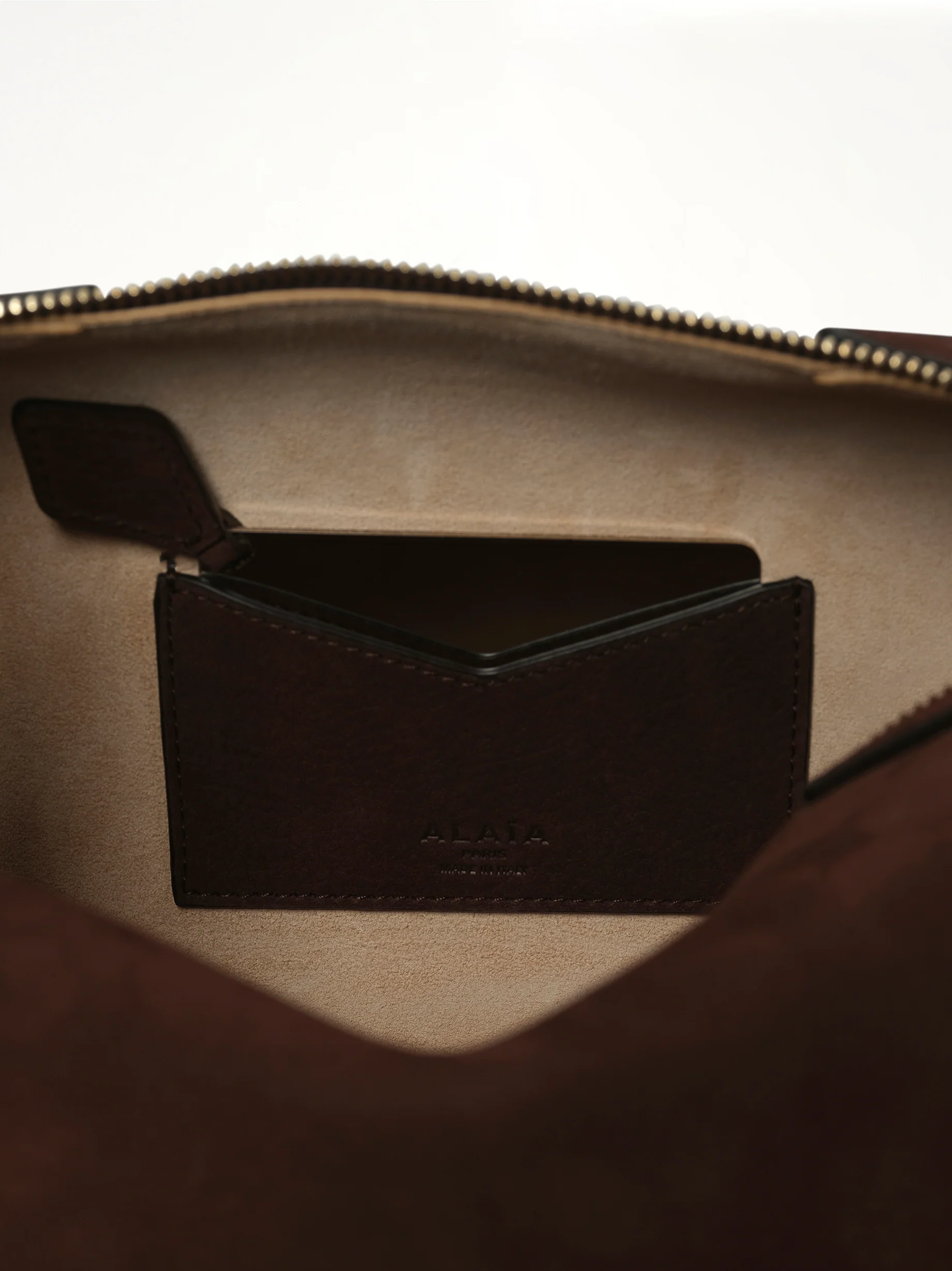 Le Bouledogue Medium Bag in Brun Fonce - Image 7
