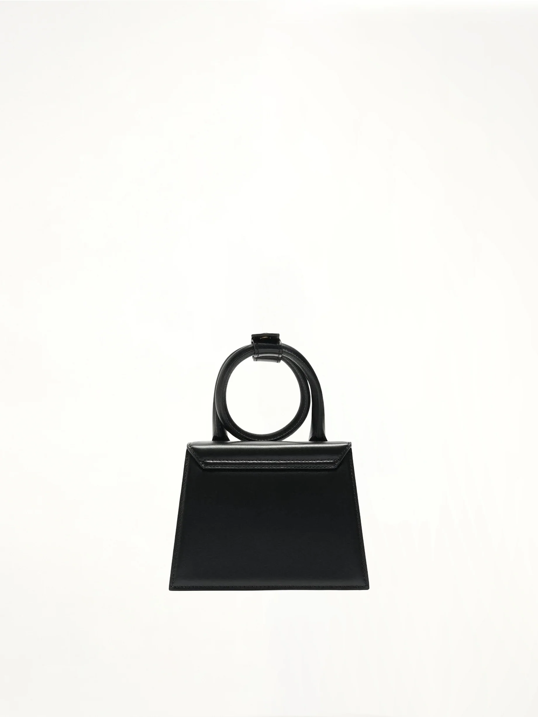 Le Chiquito Noeud Leather Bag in Black - Image 4