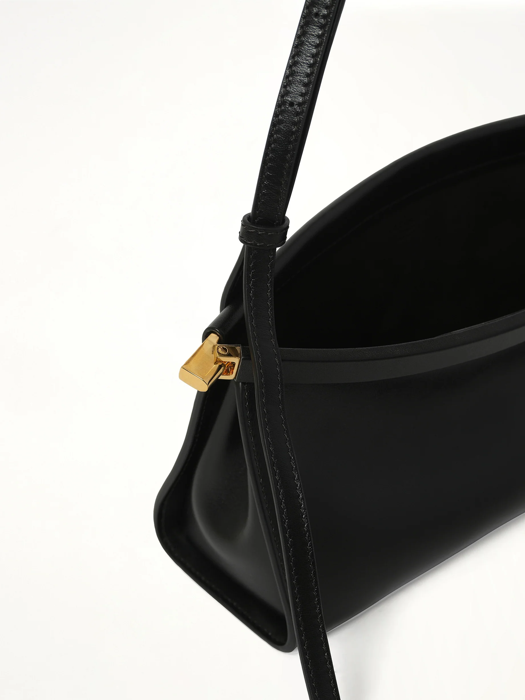 Le Click East West Small Bag in Black - Image 8