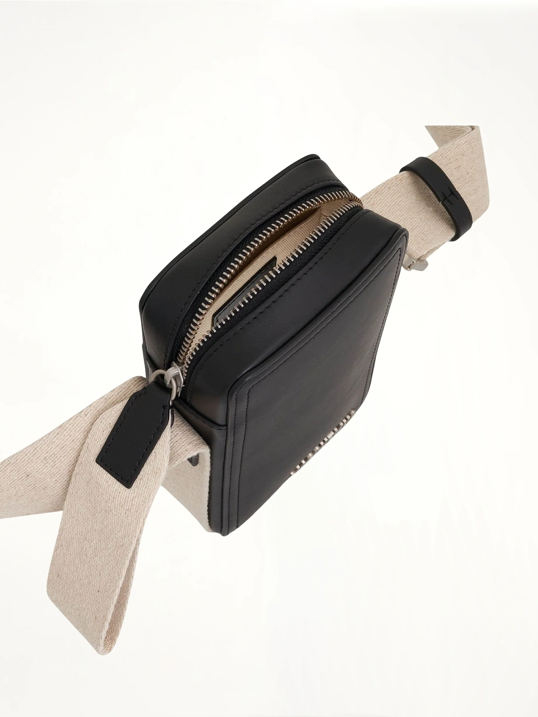 Le Cuerda Vertical Leather Bag in Black - Image 4