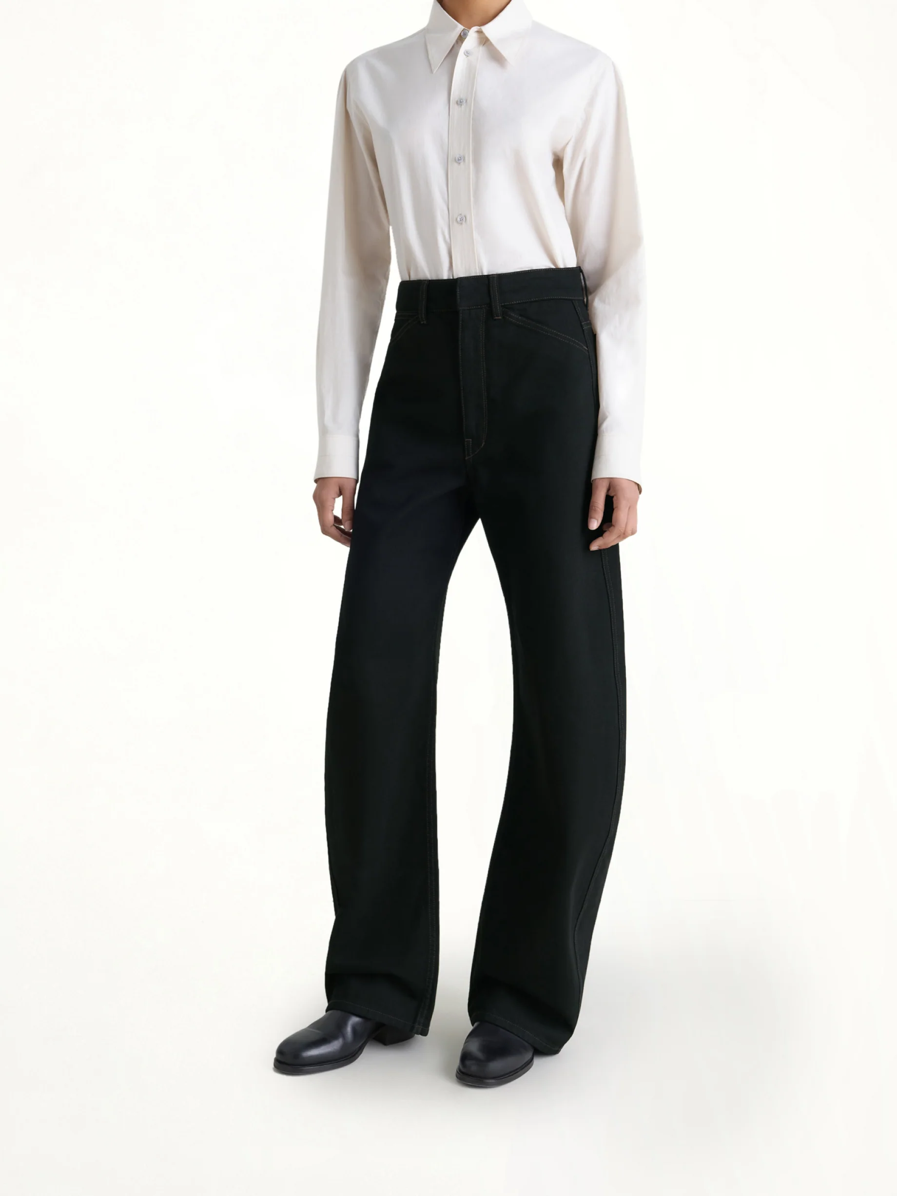 High Waisted Curved Pants in Black - Image 4