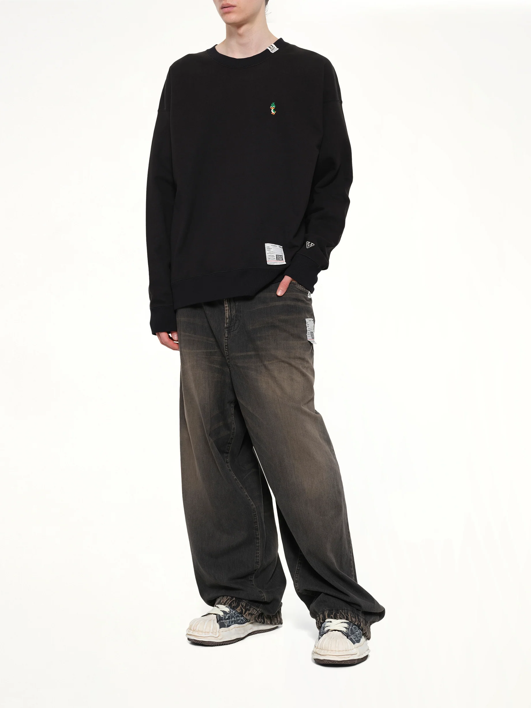 Leon Embroidery Pullover in Black - Image 4