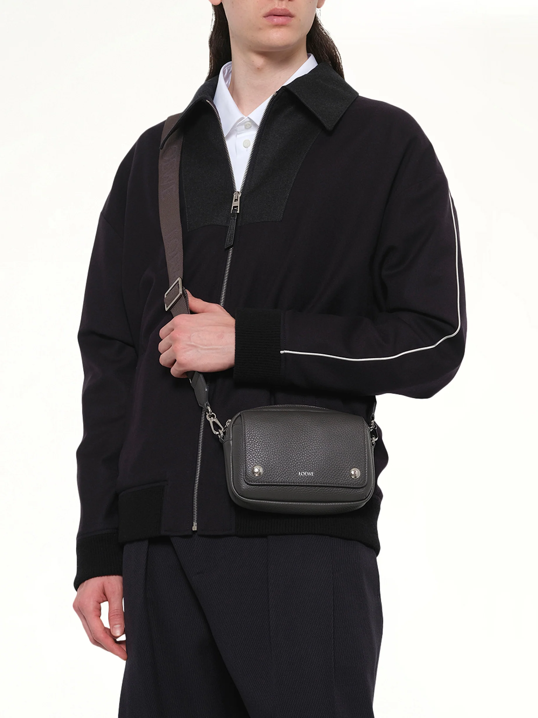 Pebble Messenger Small in Dark Grey - Image 4