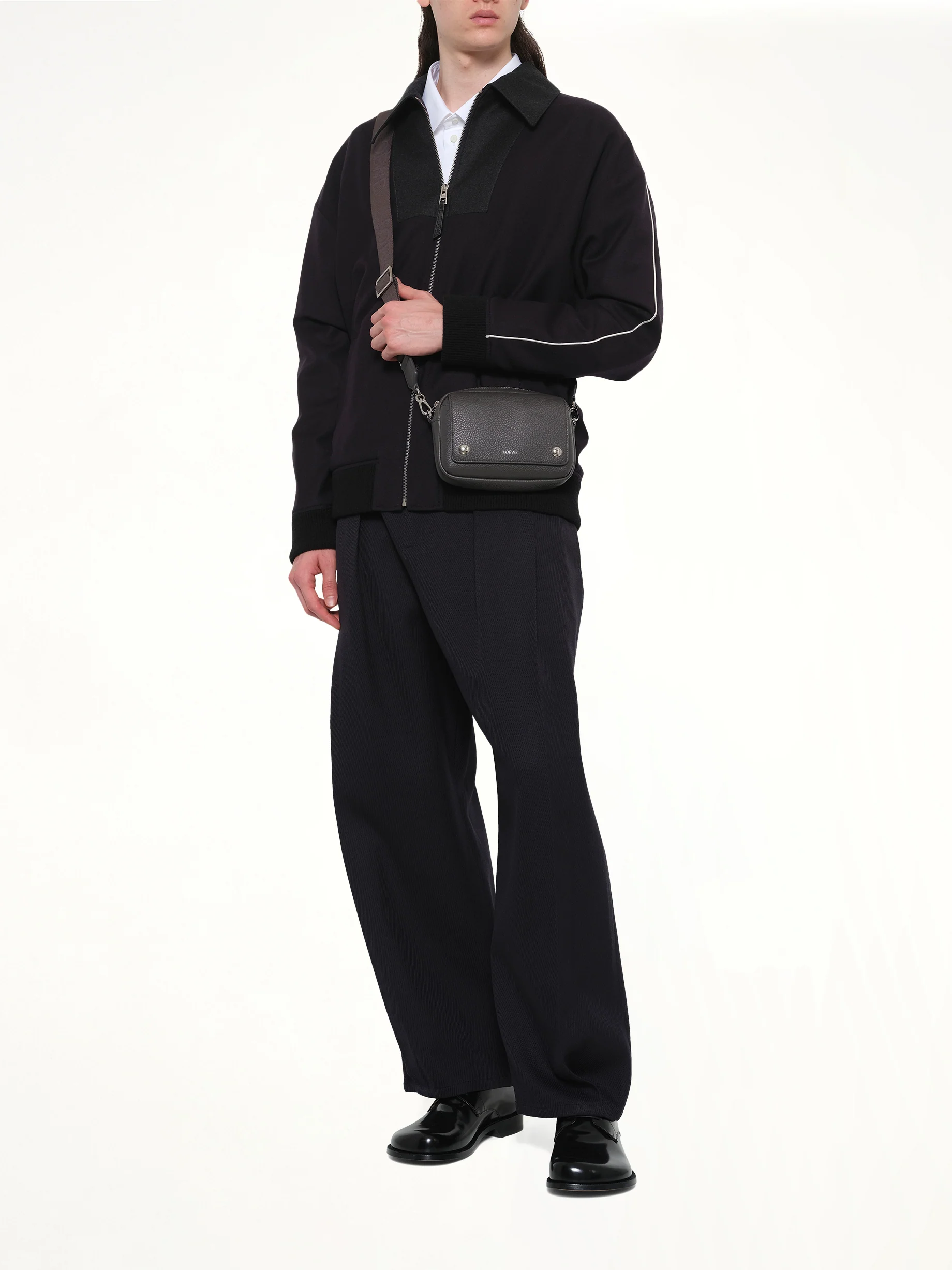 Pebble Messenger Small in Dark Grey - Image 7