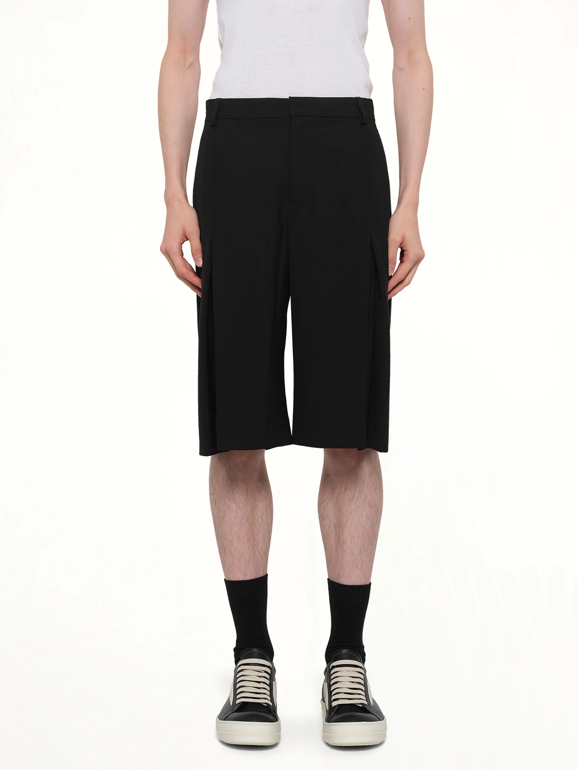 Pleated Baggy Shorts in Black