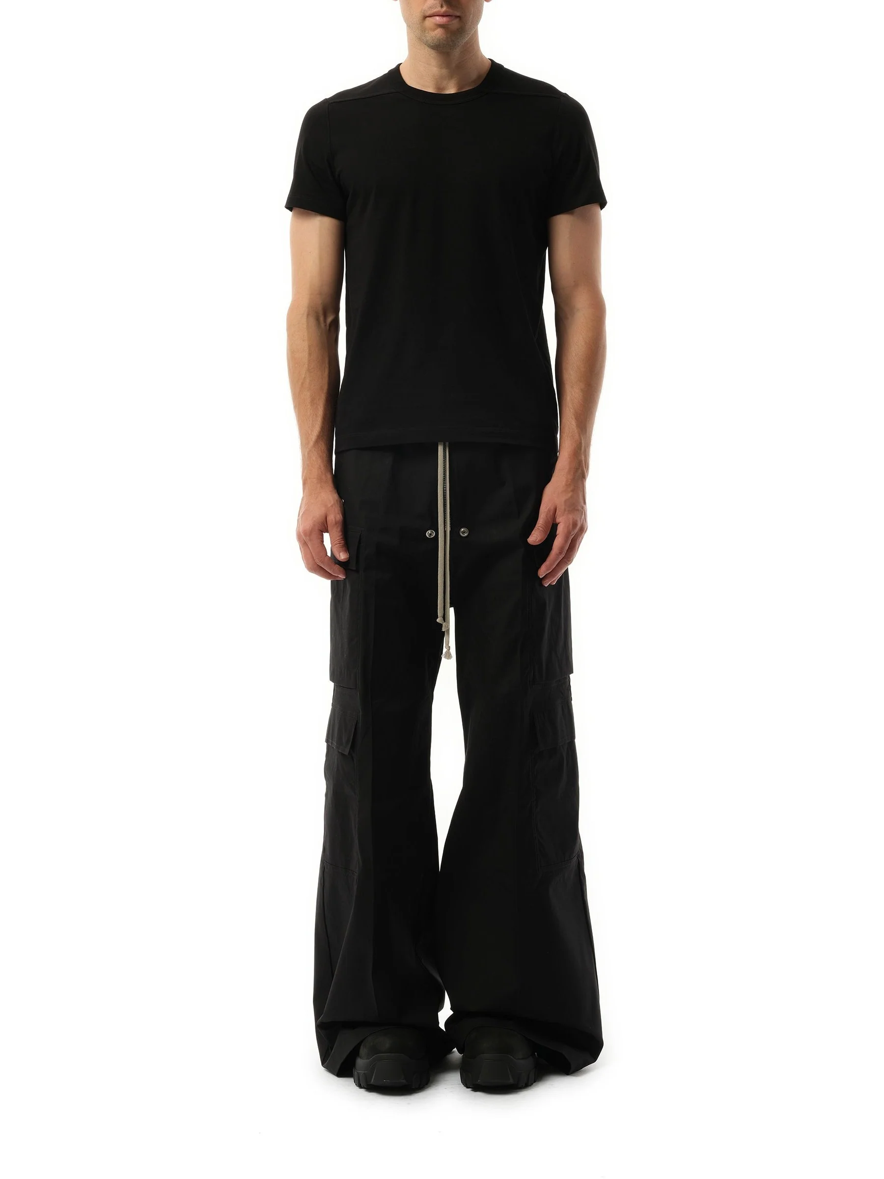 Short Level T-Shirt in Black - Image 4