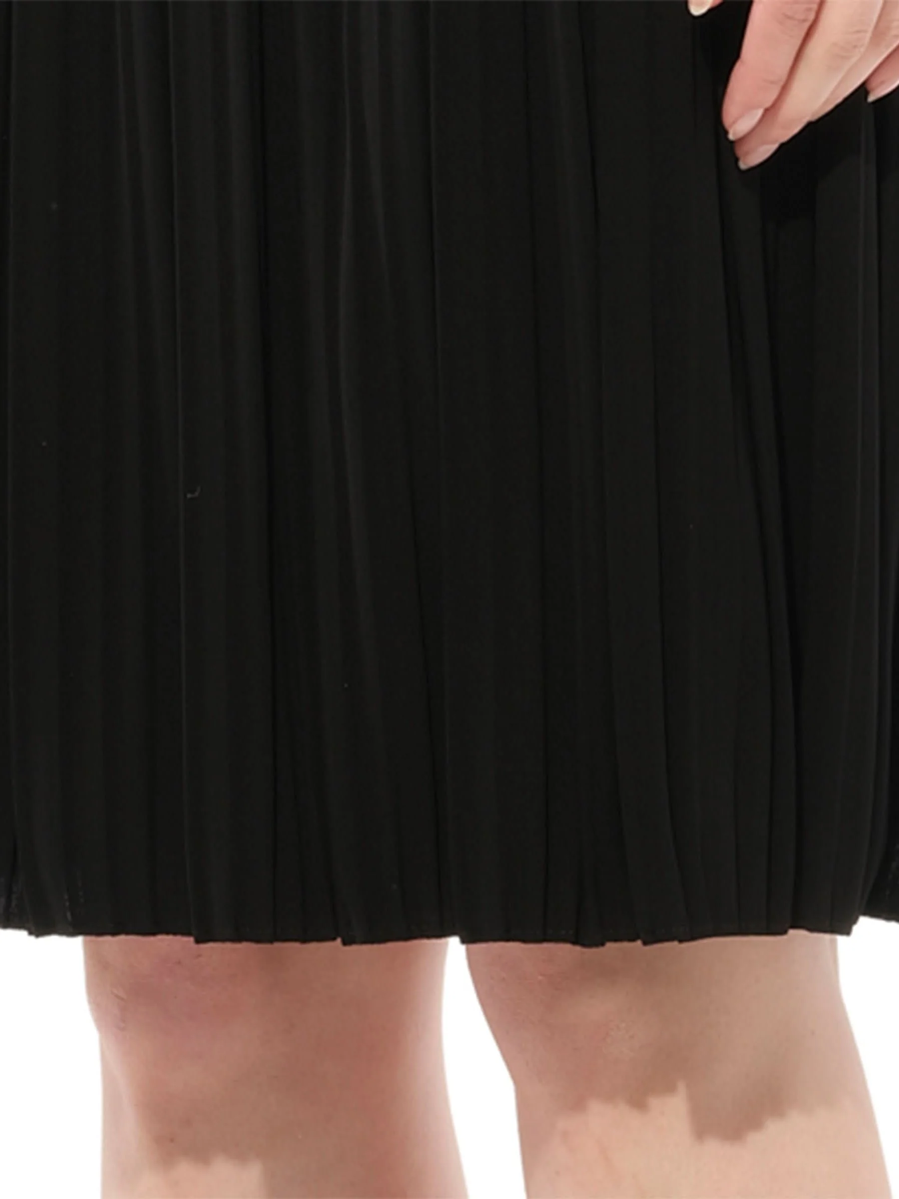 Short Skirt in Black - Image 3