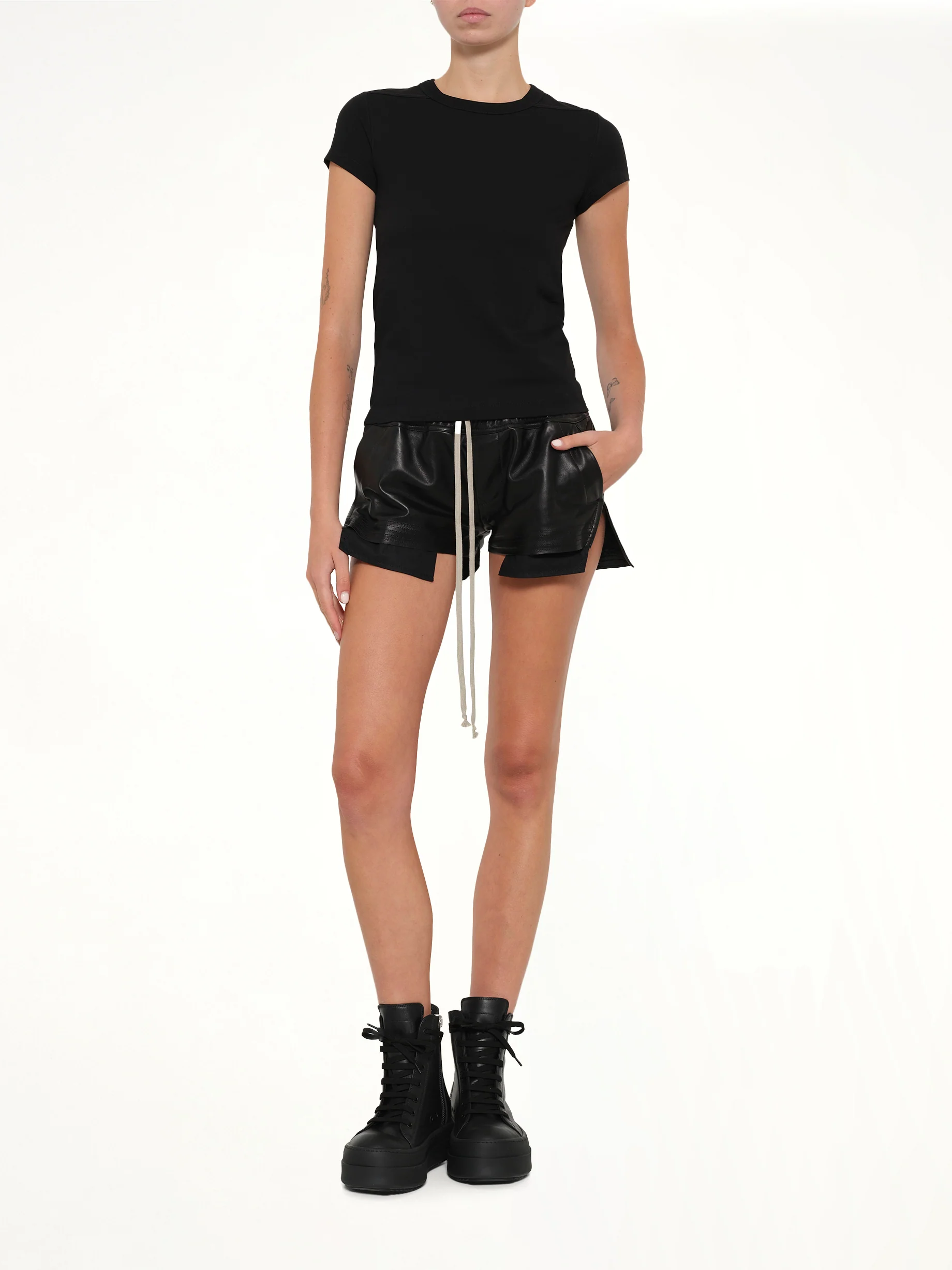 Cropped Level T-Shirt in Black - Image 4