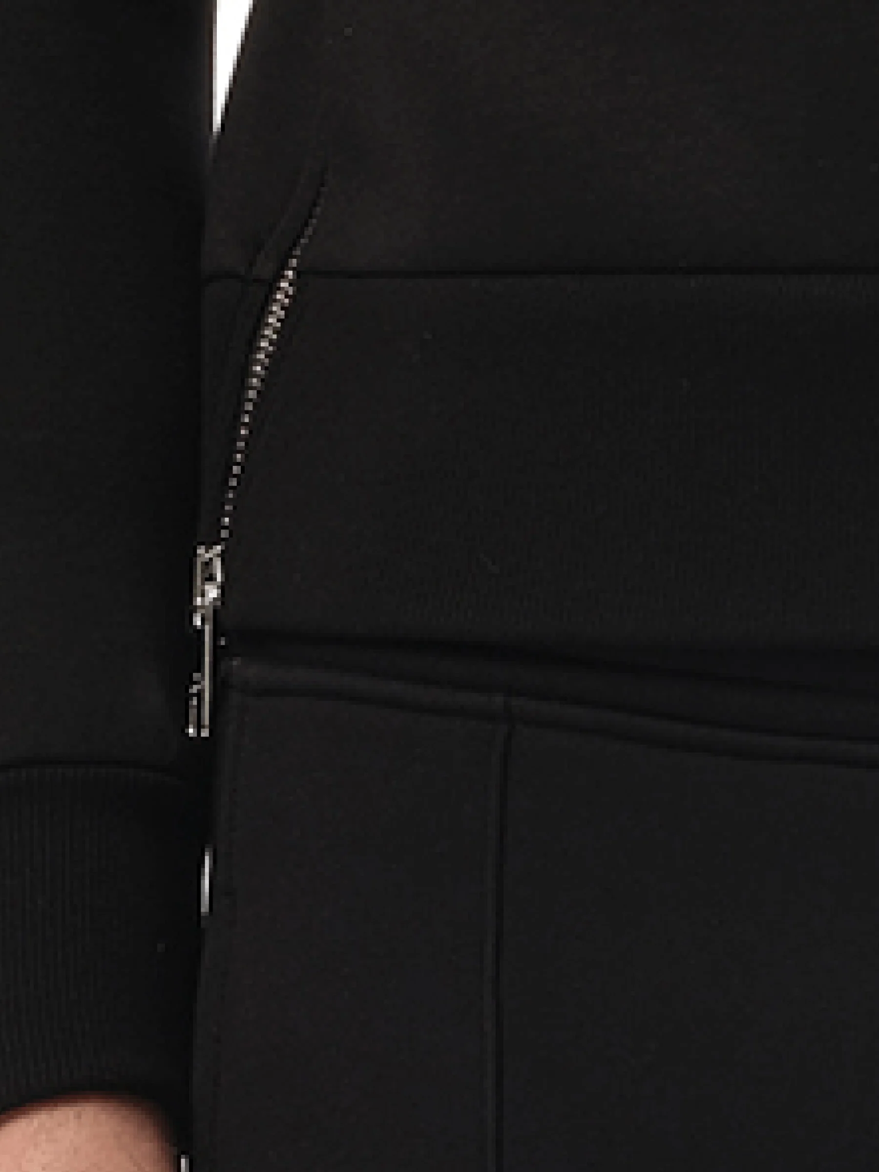 Sweatshirt in Black - Image 3