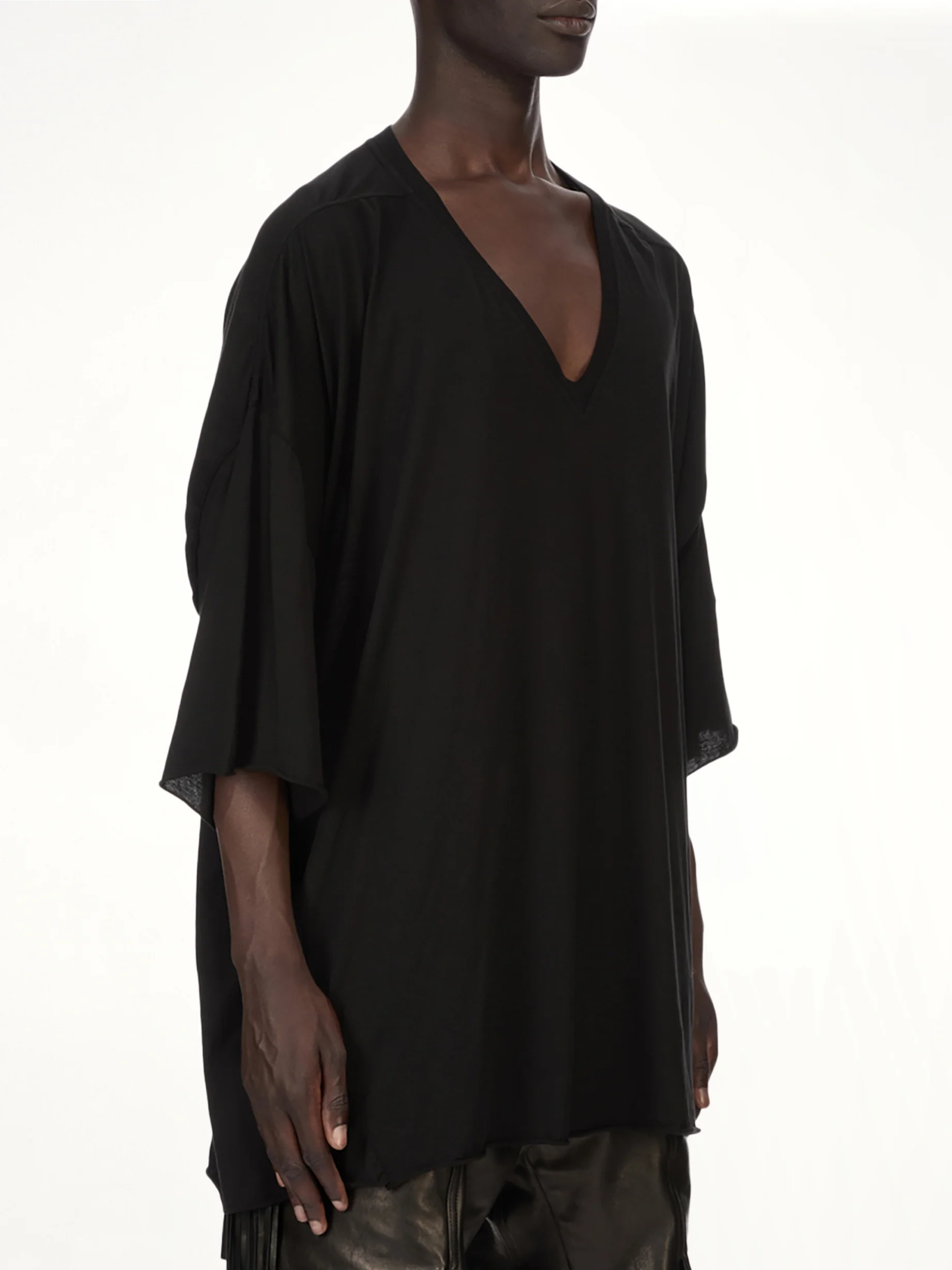 V Tommy T-Shirt in Black - Image 3