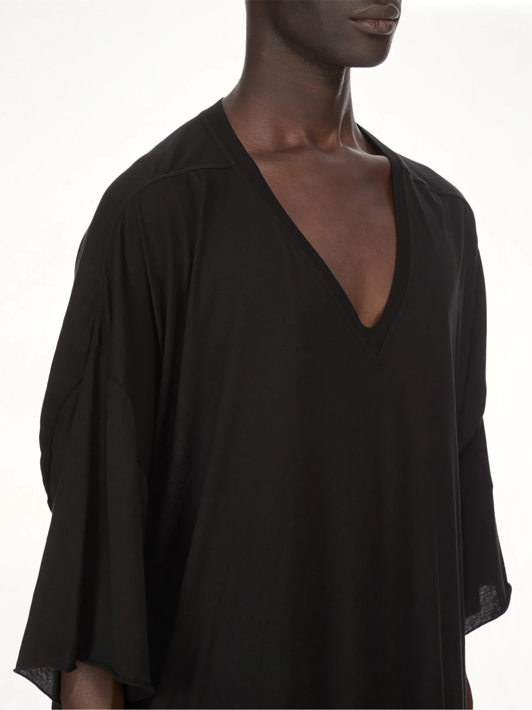 V Tommy T-Shirt in Black - Image 6