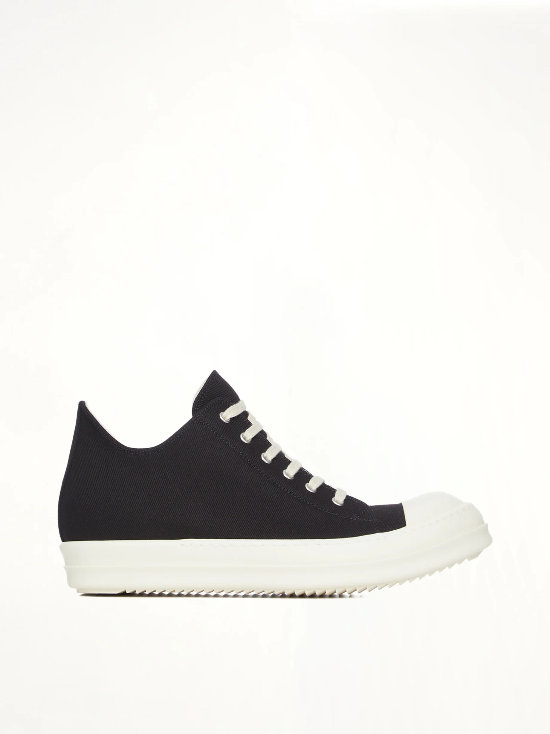 Low Sneaks in Black/Milk